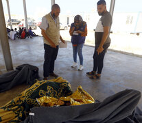 Los cadáveres de los naufragos en un puesto de la Guardia costera de Khoms. (Fuente: AFP) (Fuente: AFP) (Fuente: AFP)