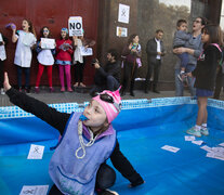 En junio, la comunidad educativa de la Escuela Nº 4 Álvarez Thomas había realizado un piletazo en protesta. (Fuente: Joaquín Salguero) (Fuente: Joaquín Salguero) (Fuente: Joaquín Salguero)