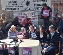 Mirta Baravalle en Plaza de Mayo, acompañada por Pérez Esquivel, Elía Espen, Carlos Oroño y Victoria Moyano, al anunciar su nuevo pedido. (Fuente: Enfoque Rojo) (Fuente: Enfoque Rojo) (Fuente: Enfoque Rojo)