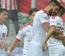 Barbosa abraza a Blanco tras el 1-0. (Fuente: NA) (Fuente: NA) (Fuente: NA)