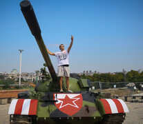 El tanque, con el escudo de Estrella Roja de Belgrado en su frente. (Fuente: Télam) (Fuente: Télam) (Fuente: Télam)