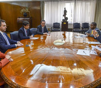 Sandleris y Lacunza junto a los delegados del FMI, antes de su partida.