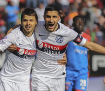 Angel Romero festeja junto a Nicolás Blandi la apertura del marcador. (Fuente: NA) (Fuente: NA) (Fuente: NA)