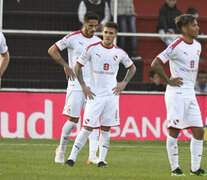 Los jugadores del Rojo, tras la derrota en Entre Ríos.