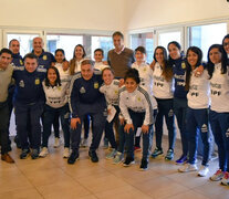 Claudio &amp;quot;Chiqui&amp;quot; Tapia junto a la Selección femenina de fútbol.  (Fuente: Prensa AFA) (Fuente: Prensa AFA) (Fuente: Prensa AFA)