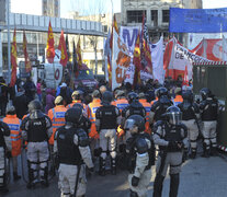 Los trabajadores cortaron uno de los accesos al puente. (Fuente: NA) (Fuente: NA) (Fuente: NA)