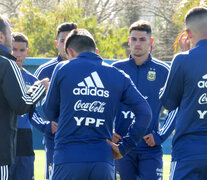 El técnico Batista le da indicaciones a los chicos del seleccionado.