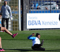 Tevez trata de tapar el remate de un compañero durante la práctica. (Fuente: Fotobaires) (Fuente: Fotobaires) (Fuente: Fotobaires)