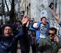 Los hinchas de Gimnasia hicieron cola en la sede del club; quieren ver a Maradona. (Fuente: Télam) (Fuente: Télam) (Fuente: Télam)