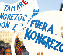 Manifestantes protestan frente al congreso en Lima. (Fuente: EFE) (Fuente: EFE) (Fuente: EFE)