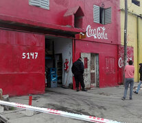 La policía llegó a la distribuidora atacada por tiradores a la manera de los sicarios.