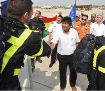 Evo Morales recibe a los bomberos franceses que ayudarán a apagar los incendios en el sudeste de Bolivia.  (Fuente: AFP) (Fuente: AFP) (Fuente: AFP)