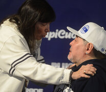 Maradona recibe el saludo de Giselle Fernández, hermana de Cristina. (Fuente: Fotobaires) (Fuente: Fotobaires) (Fuente: Fotobaires)