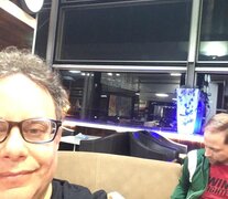 Selfie de Alejandro Modarelli demorado en el aeropuerto