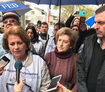 Mirta Petrocini, de la FEB, en la puerta del ministerio.