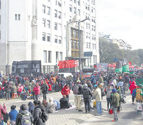 Integrantes de movimientos sociales acampan frente al Ministerio de Desarrollo Social para exigir la emergencia alimentaria.   