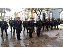 La marcha de infantes con canto de guerra.