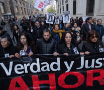 Familiares de desaparecidos encabezan la marcha en Santiago. (Fuente: EFE) (Fuente: EFE) (Fuente: EFE)