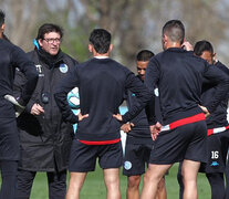 Alfredo Berti, DT de Belgrano, da la charla. (Fuente: Prensa Belgrano) (Fuente: Prensa Belgrano) (Fuente: Prensa Belgrano)