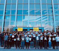 Con una manifestación frente al edificio del diario, los periodistas de El Mercurio repudiaron la solicitada.