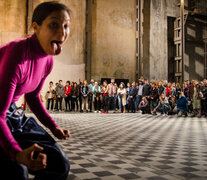 Movimiento público es un taller y performance a cargo de Silvio Lang con la participación de Celia Argüello Rena. 