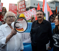 Pérez Esquivel, junto a Ramonet, en la entrada a la Superitendencia de la Policía Federal en Curitiba. (Fuente: EFE) (Fuente: EFE) (Fuente: EFE)