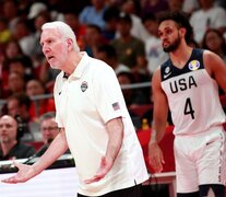 Popovich se dirige a sus jugadores en un momento del partido.  (Fuente: EFE) (Fuente: EFE) (Fuente: EFE)