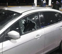 Los disparos en la ventana del auto de Valdez, en el momento que llegan a la estaciòn de servicio.