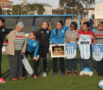 Las jugadoras del Drean Team del 87 junto a las jugadoras de Racing. (Fuente: Prensa Racing) (Fuente: Prensa Racing) (Fuente: Prensa Racing)