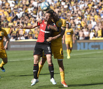 Maxi Rodríguez y Miguel Barbieri luchan por la pelota aérea. (Fuente: Sebastián Granata) (Fuente: Sebastián Granata) (Fuente: Sebastián Granata)