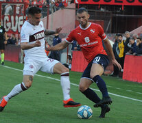 Di Plácido y Gastón Silva disputan la pelota. (Fuente: Julio Martín Mancini) (Fuente: Julio Martín Mancini) (Fuente: Julio Martín Mancini)