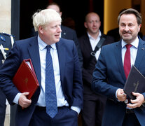 Boris Johnson junto a su par luxemburgués, Xavier Bettel. 