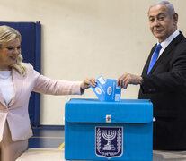 Netanyahu y su esposa Sara emiten su voto en Jerusalén. (Fuente: AFP) (Fuente: AFP) (Fuente: AFP)