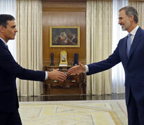 Pedro Sánchez saluda al rey Felipe VI.  (Fuente: EFE) (Fuente: EFE) (Fuente: EFE)