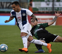 La pelota viaja en los pies de Nahuel Bustos, una de las figuras de Talleres. (Fuente: Fotobaires) (Fuente: Fotobaires) (Fuente: Fotobaires)