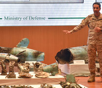 Un oficial del ejército saudí muestra restos de drones y misiles usados en el ataque a la refinería. (Fuente: AFP) (Fuente: AFP) (Fuente: AFP)