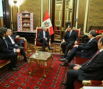 Alberto Fernández y Martín Vizcarra, en el encuentro junto a sus colaboradores.