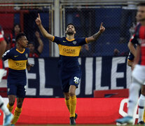 Lisandro López agradece al cielo por su gol, el primero de Boca en el Bajo. (Fuente: Télam) (Fuente: Télam) (Fuente: Télam)