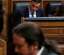 Iglesias (abajo), Sánchez (arriba) y el arte de no hacerse cargo del llamado a elecciones. 