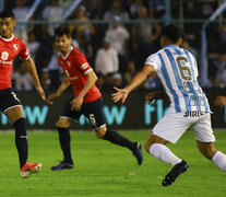 Franco sale jugando desde el fondo de Independiente. (Fuente: Télam) (Fuente: Télam) (Fuente: Télam)