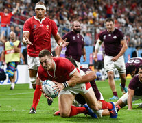 Jonathan Davies se va directo al ingoal rival apenas comenzado el encuentro. (Fuente: AFP) (Fuente: AFP) (Fuente: AFP)