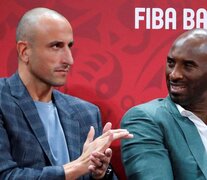 Ginóbili junto al estadounidense Kobe Bryant observando la semifinal entre Argentina y Francia en China 2019. (Fuente: AFP) (Fuente: AFP) (Fuente: AFP)