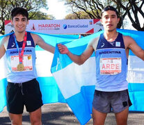 Arbe (derecha) posa con su coterráneo Eulalio Muñóz tras finalizar la Maratón de Buenos Aires. (Fuente: Télam) (Fuente: Télam) (Fuente: Télam)