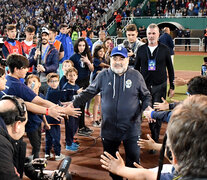 Maradona tuvo una gran recepción del público cordobés. La despedida no tuvo la misma calidez (Fuente: Télam) (Fuente: Télam) (Fuente: Télam)