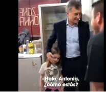 Macri junto con su hija Antonia, saluda a los dueños de la pizzería de Escobar, hace una año atrás.  (Fuente: Captura de pantalla) (Fuente: Captura de pantalla) (Fuente: Captura de pantalla)