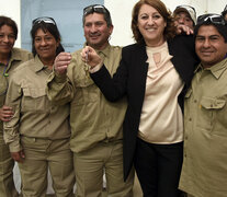 La intendenta Fein junto a los integrantes de la cooperativa.