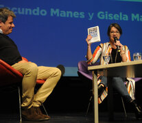 Facundo Manes y Gisela Marziotta en el escenario en la UMET.  (Fuente: Guadalupe Lombardo) (Fuente: Guadalupe Lombardo) (Fuente: Guadalupe Lombardo)