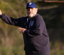 Maradona dando indicaciones. (Fuente: Prensa Gimnasia La Plata) (Fuente: Prensa Gimnasia La Plata) (Fuente: Prensa Gimnasia La Plata)