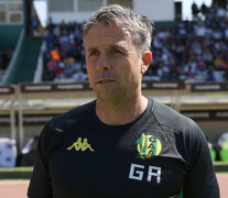 Gustavo Alvarez, DT de Aldosivi. (Fuente: Fotobaires) (Fuente: Fotobaires) (Fuente: Fotobaires)