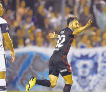 Ignacio Scocco festeja el segundo de River, que definió la historia. El delantero mostró un buen nivel en su vuelta a la titularidad. (Fuente: Julio Martín Mancini) (Fuente: Julio Martín Mancini) (Fuente: Julio Martín Mancini)